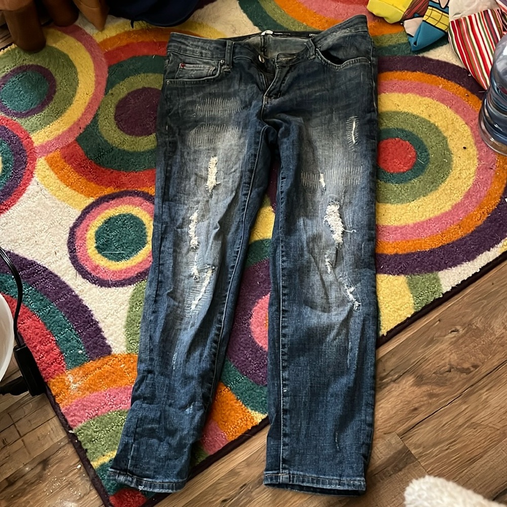 These capris are stylish and probably size 6-8